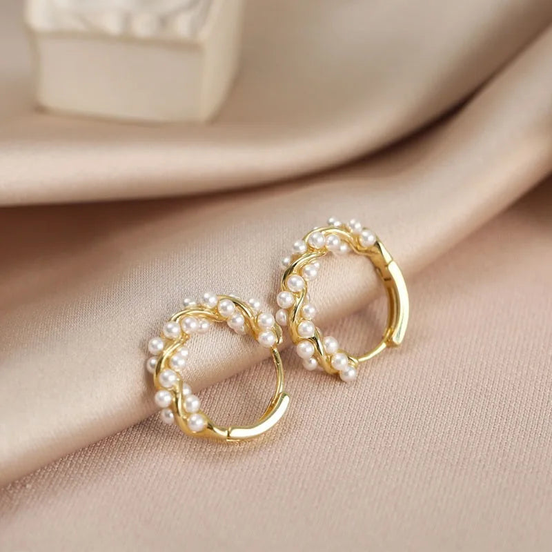 ZAKOL Französische Imitationsperlen-Creolen, kleine runde Kreisohrringe für Frauen, minimalistischer Schmuck, elegantes Geschenk