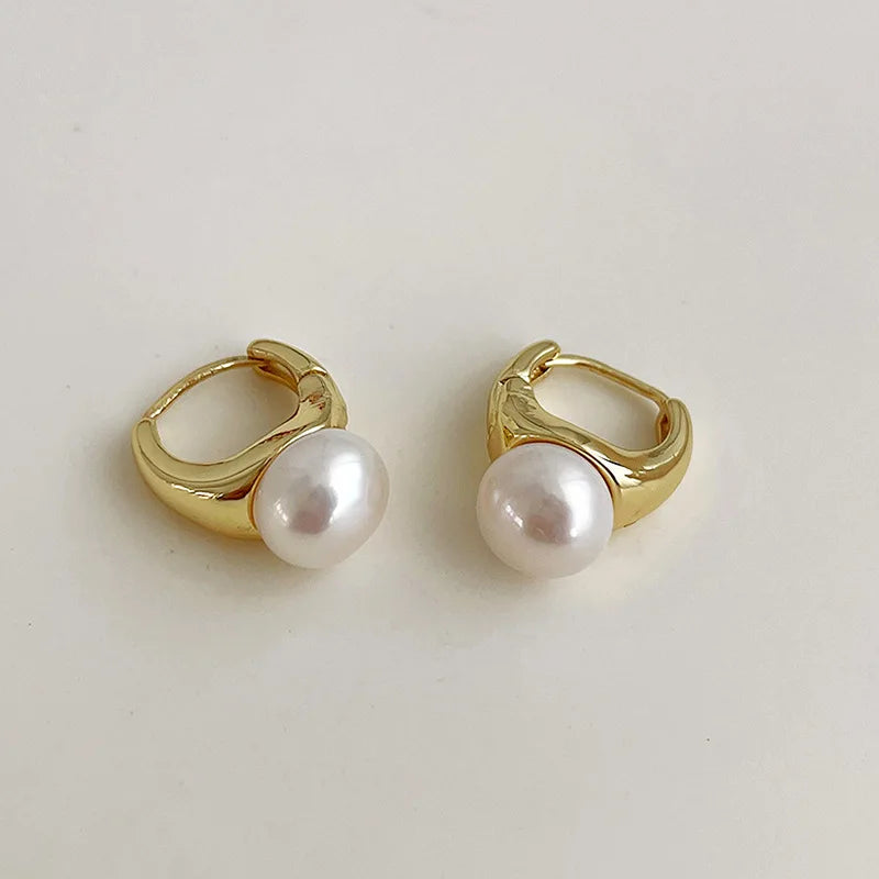 ZAKOL Französische Imitationsperlen-Creolen, kleine runde Kreisohrringe für Frauen, minimalistischer Schmuck, elegantes Geschenk