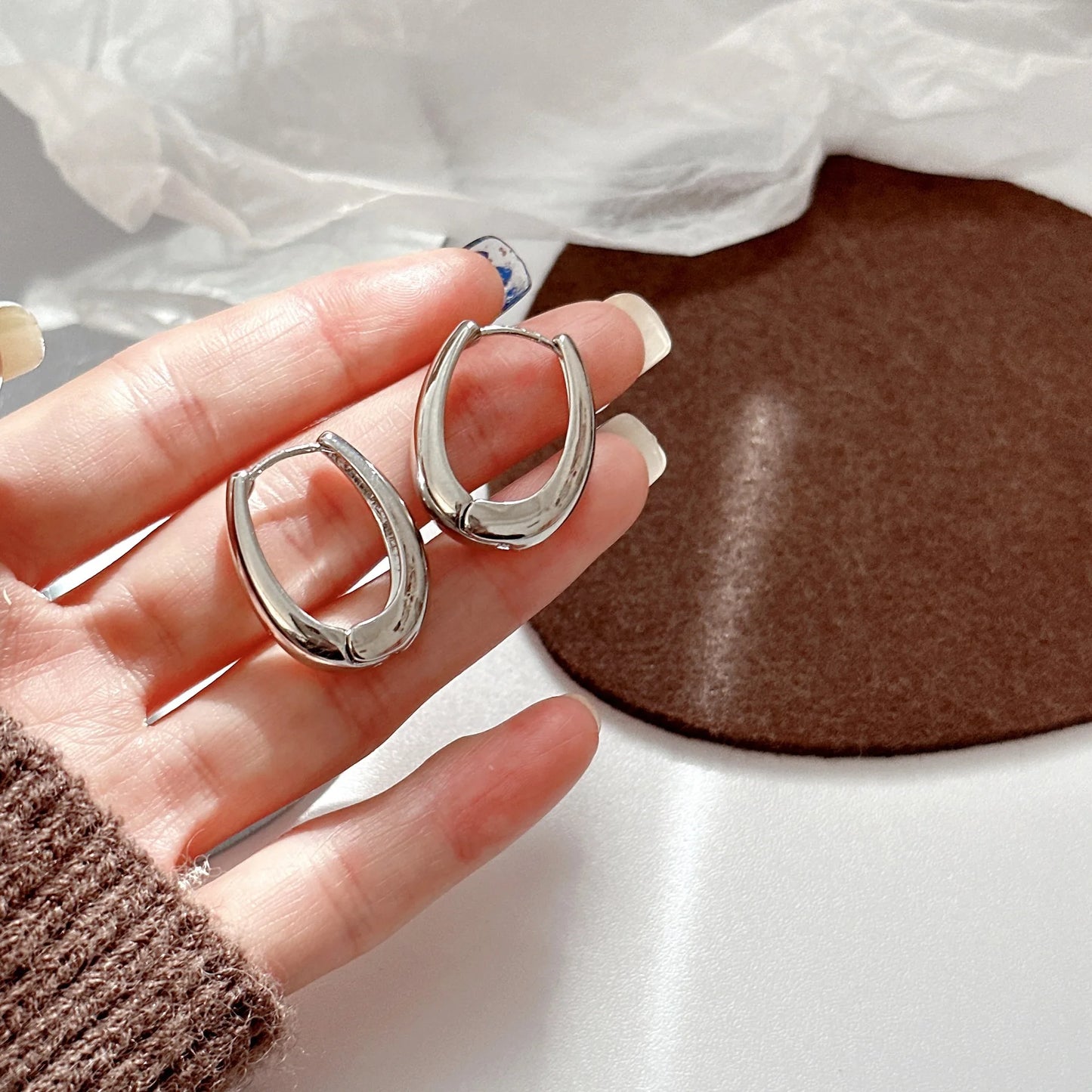 2 Stück Neue klassische goldfarbene Creolen aus Metall für Frauen, Modeschmuck, Temperament, Mädchen, Ohrstecker für den täglichen Gebrauch