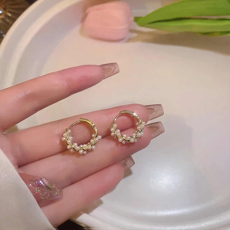 ZAKOL Französische Imitationsperlen-Creolen, kleine runde Kreisohrringe für Frauen, minimalistischer Schmuck, elegantes Geschenk