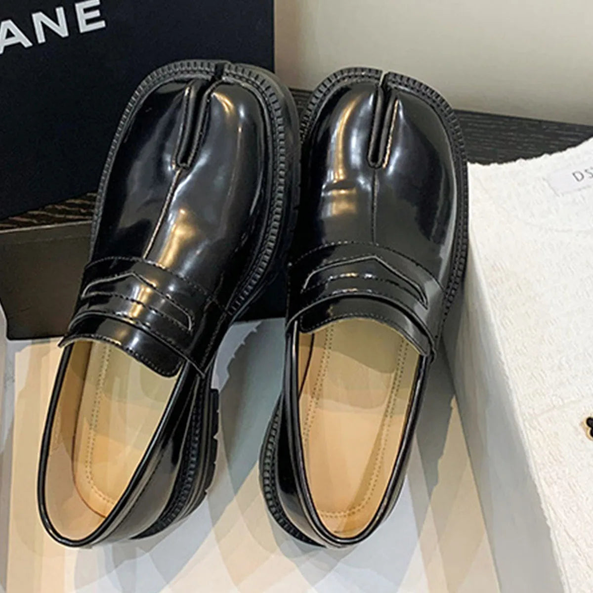 Tabi Shoes Loafers for Men and Women Split Toe Thick Sole Platform Casual Leather Shoes Spring Autumn Fashion Shoes