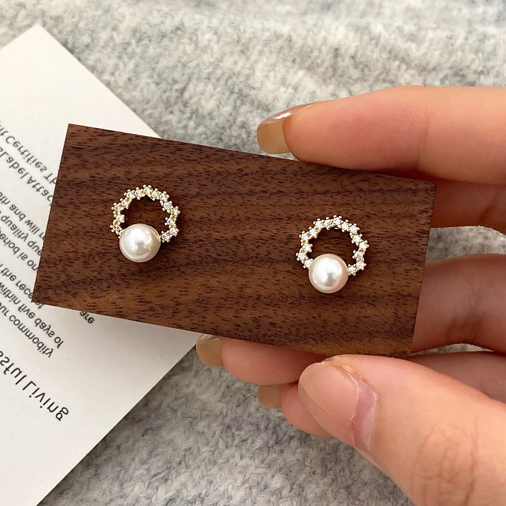 ZAKOL Französische Imitationsperlen-Creolen, kleine runde Kreisohrringe für Frauen, minimalistischer Schmuck, elegantes Geschenk