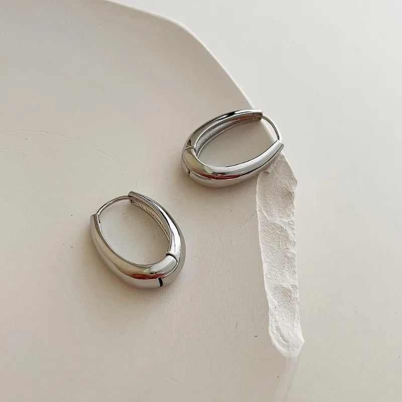 2 Stück Neue klassische goldfarbene Creolen aus Metall für Frauen, Modeschmuck, Temperament, Mädchen, Ohrstecker für den täglichen Gebrauch
