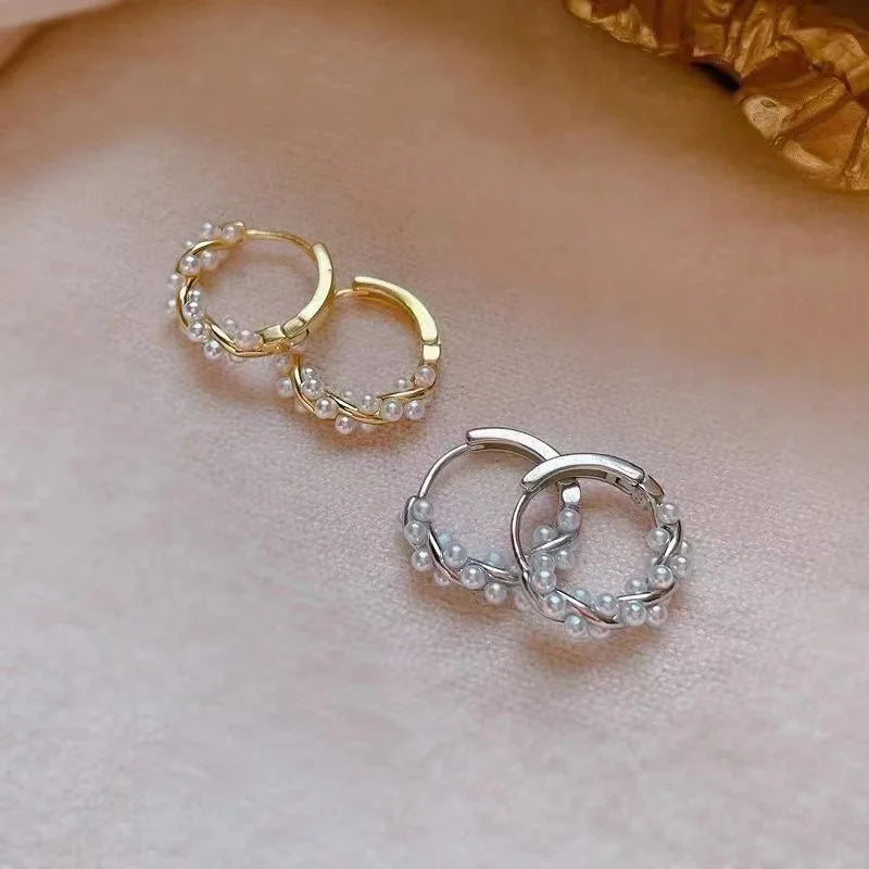 ZAKOL Französische Imitationsperlen-Creolen, kleine runde Kreisohrringe für Frauen, minimalistischer Schmuck, elegantes Geschenk