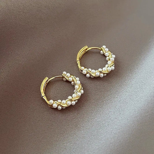 ZAKOL Französische Imitationsperlen-Creolen, kleine runde Kreisohrringe für Frauen, minimalistischer Schmuck, elegantes Geschenk