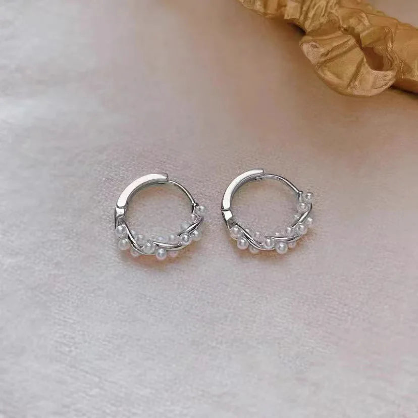 ZAKOL Französische Imitationsperlen-Creolen, kleine runde Kreisohrringe für Frauen, minimalistischer Schmuck, elegantes Geschenk