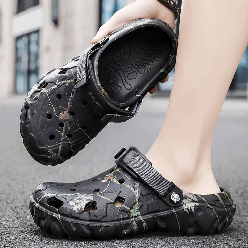2024 Sommer Herrensandalen Neue Hausgartenschuhe Bequeme und leichte Herren-Hausschuhe Rutschfeste Flip-Flop-Sandalen mit weicher Unterseite