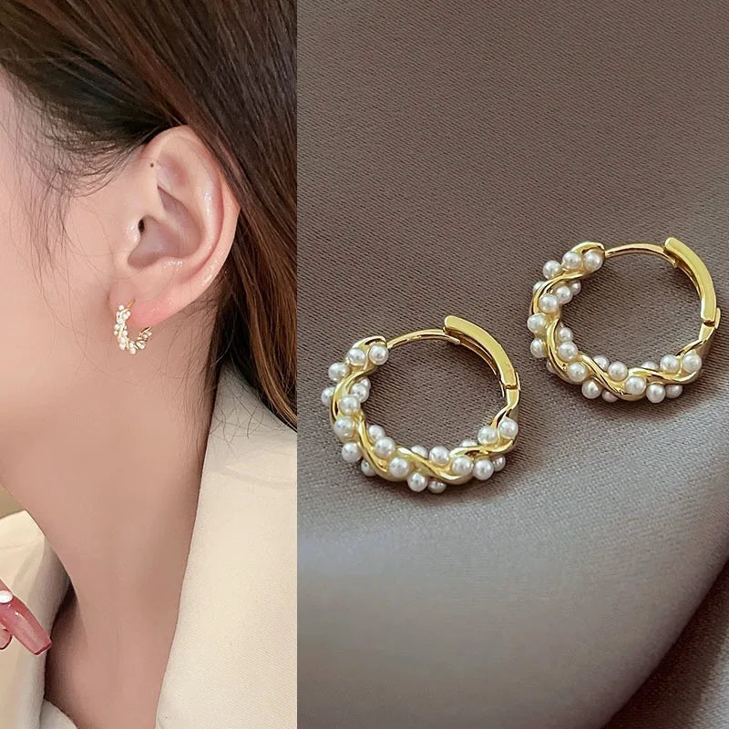 ZAKOL Französische Imitationsperlen-Creolen, kleine runde Kreisohrringe für Frauen, minimalistischer Schmuck, elegantes Geschenk