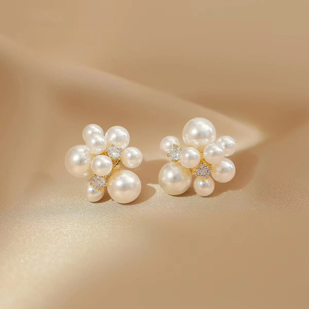 ZAKOL Französische Imitationsperlen-Creolen, kleine runde Kreisohrringe für Frauen, minimalistischer Schmuck, elegantes Geschenk